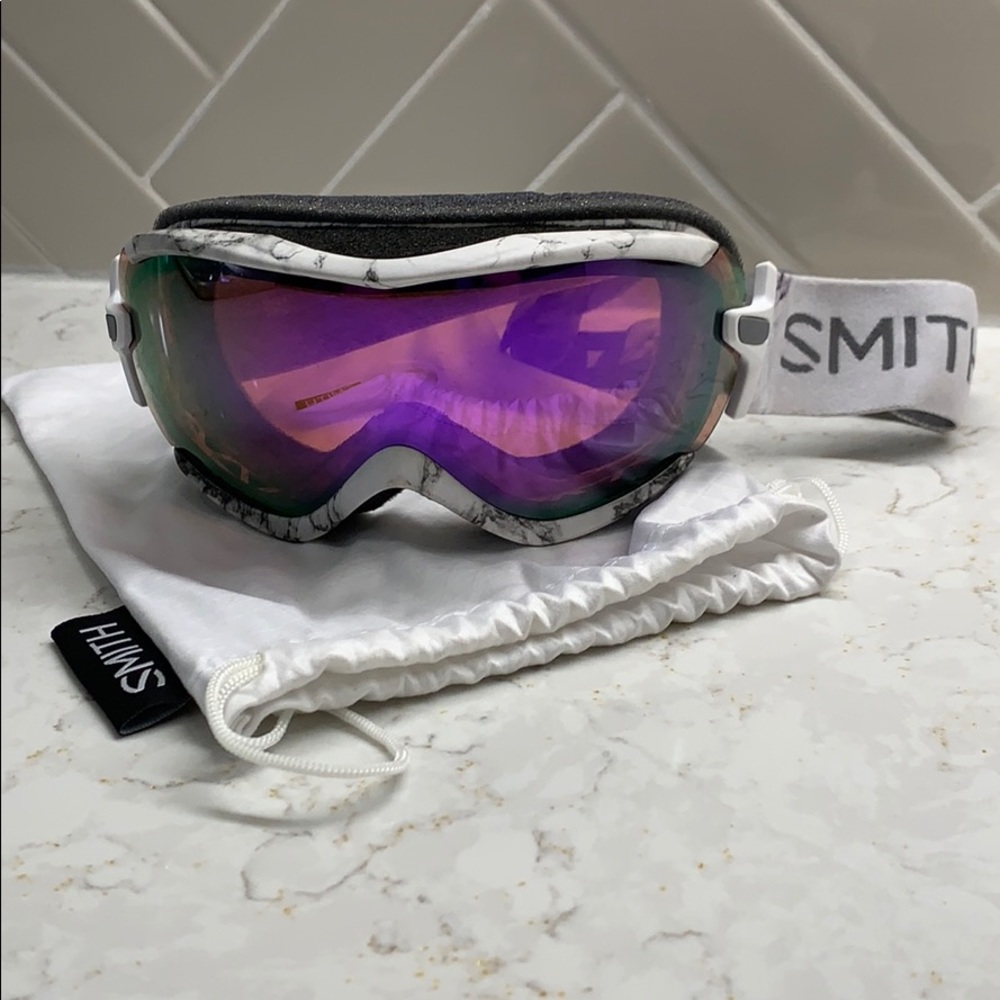 Women’s Smith ski goggles